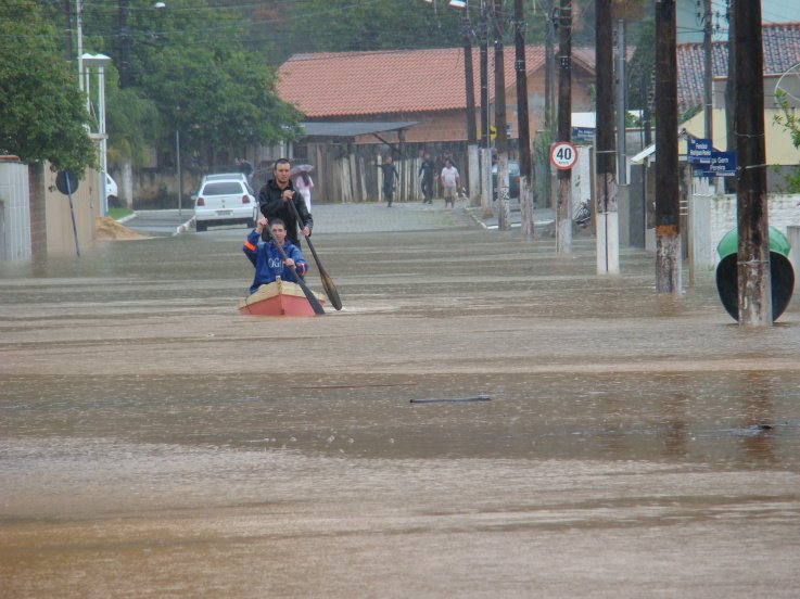 Recentemente, o estado de Santa Catarina enfrentou uma forte chuva, que causou sérios alagamentos, especialmente em Balneário Camboriú. A....