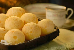 Aprenda como fazer pão de queijo, um delicioso petisco brasileiro, de forma fácil e rápida. Descubra o passo a passo perfeito!