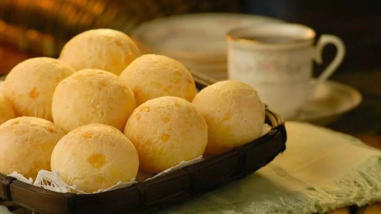 Aprenda como fazer pão de queijo, um delicioso petisco brasileiro, de forma fácil e rápida. Descubra o passo a passo perfeito!