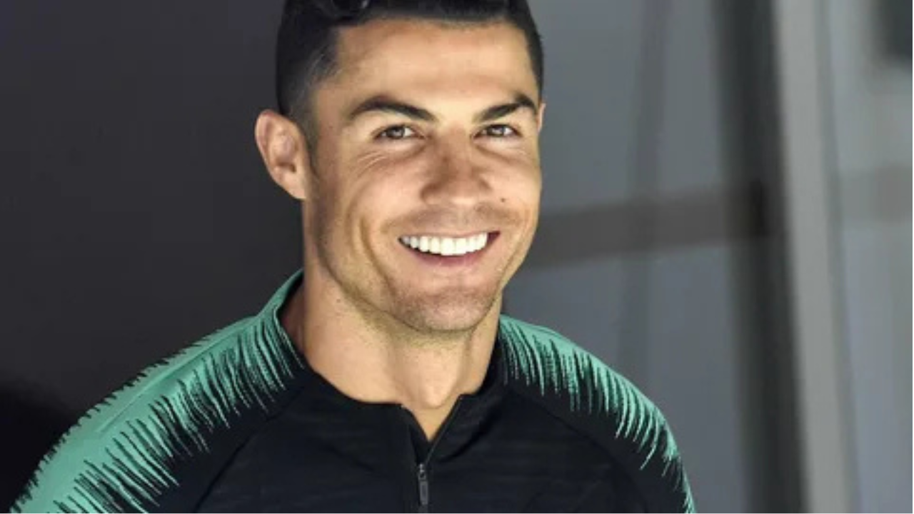 Descubra por que Cristiano Ronaldo é considerado o maior ícone do futebol mundial. Conheça sua trajetória, conquistas e impacto no esporte.