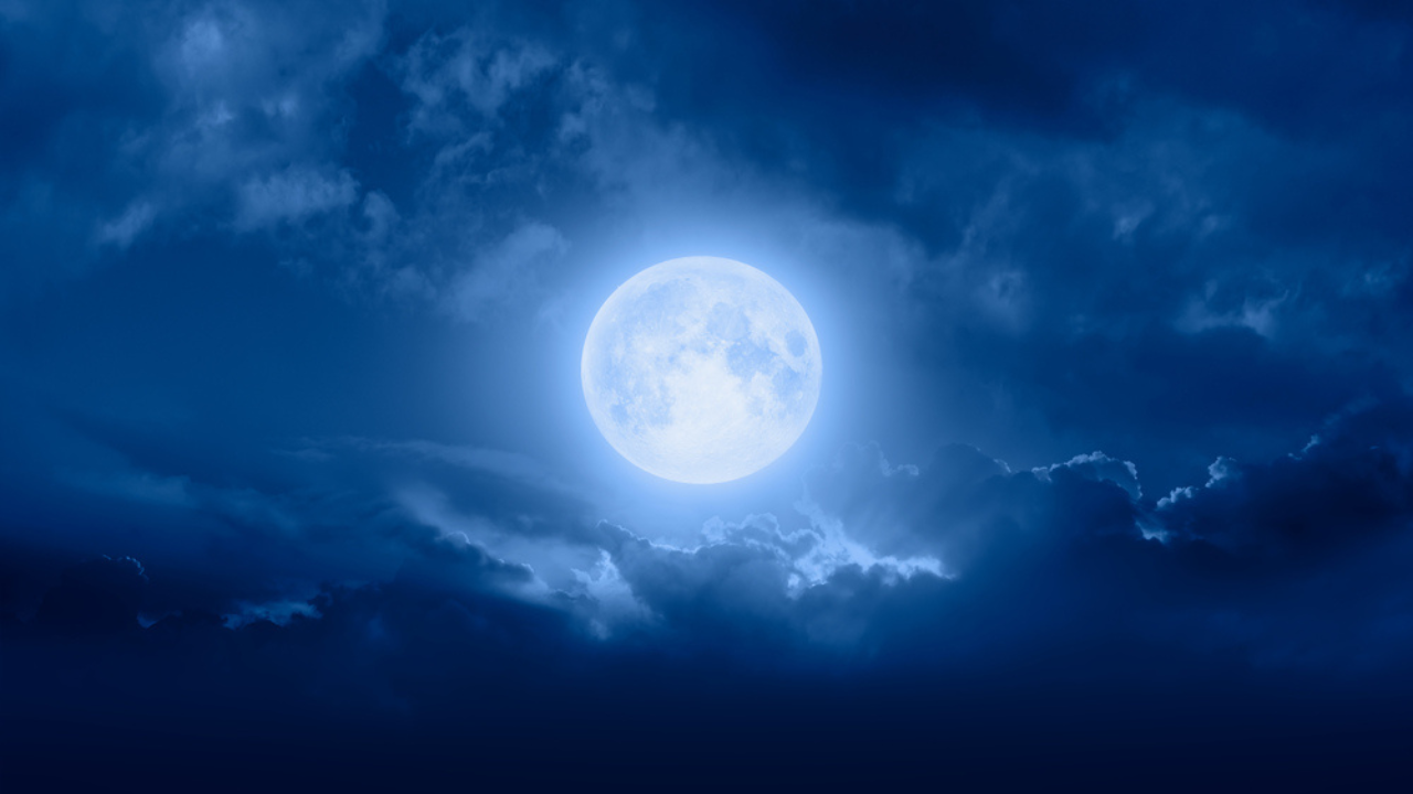 Descubra tudo sobre a Superlua Azul, um fenômeno celestial único. Saiba datas, características e como observar esse evento raro.