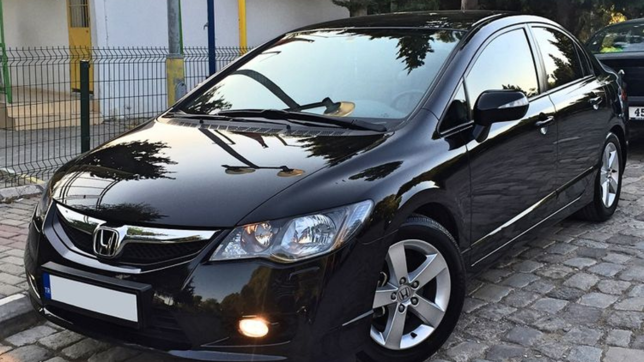 O Honda Civic 2010 com teto solar é um modelo que continua despertando interesse no mercado automotivo, especialmente entre os apaixonados por carros que combinam elegância, desempenho e funcionalidade.
