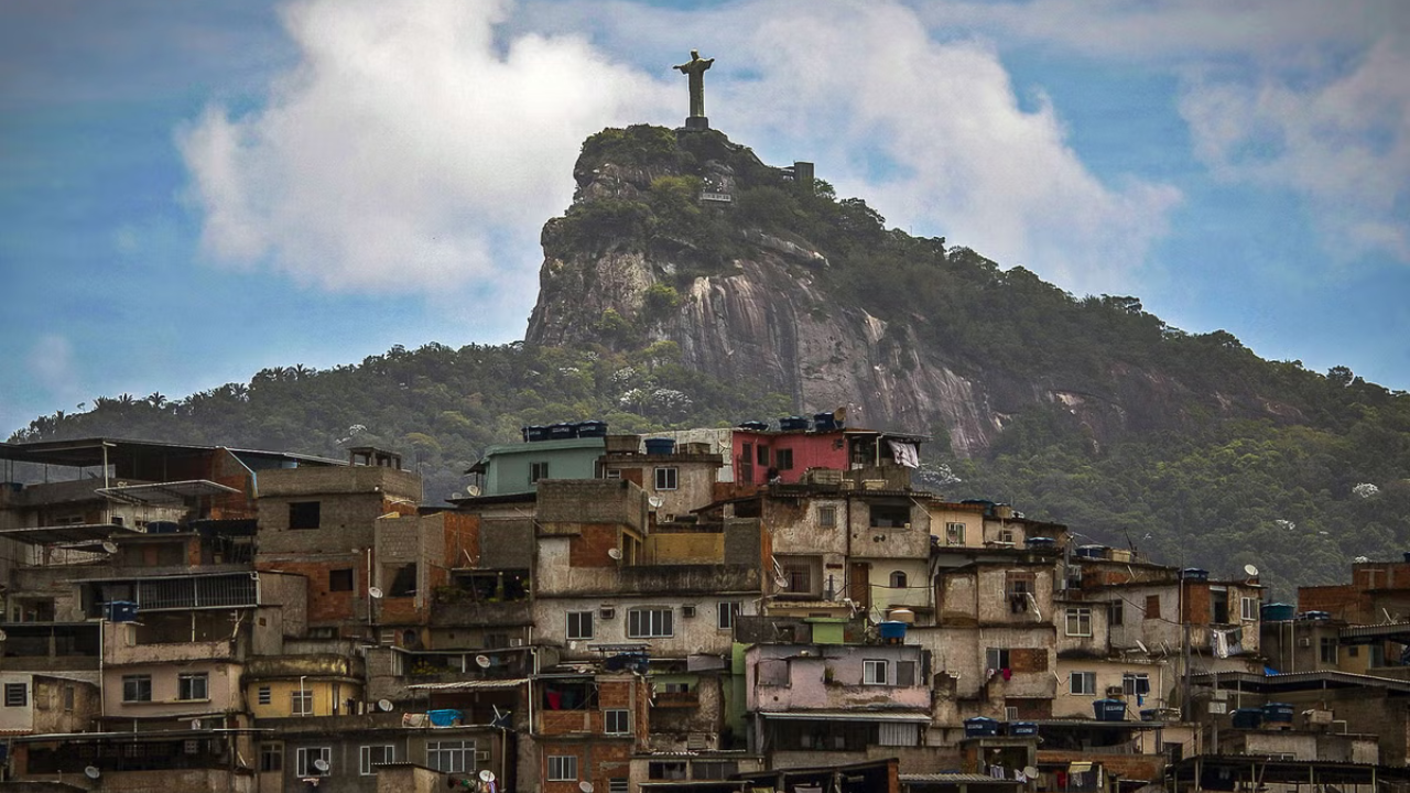 Descubra como a sensação térmica extrema nas favelas do Rio de Janeiro afeta a vida dos moradores e quais são as causas desse problema.