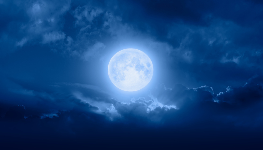 Descubra tudo sobre a Superlua Azul, um fenômeno celestial único. Saiba datas, características e como observar esse evento raro.
