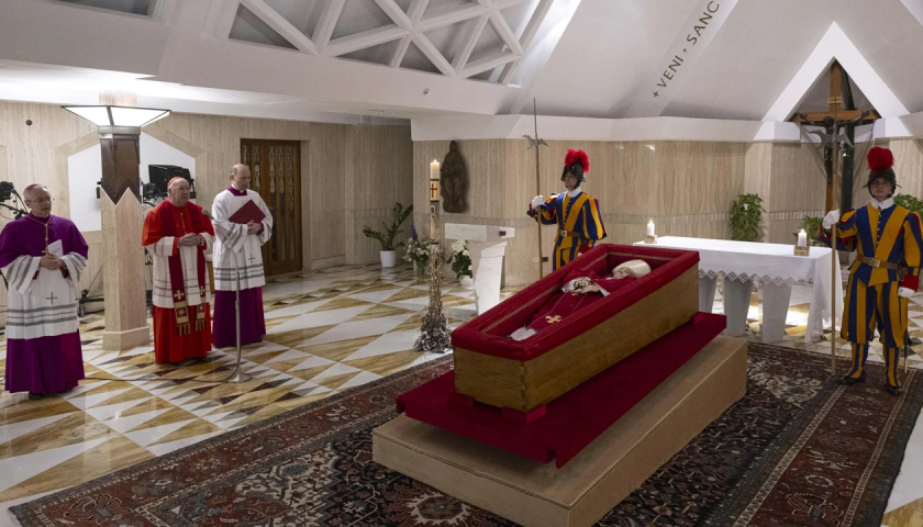 Saiba como foi o enterro do papa, uma missa em memória do líder religioso realizada no Vaticano.