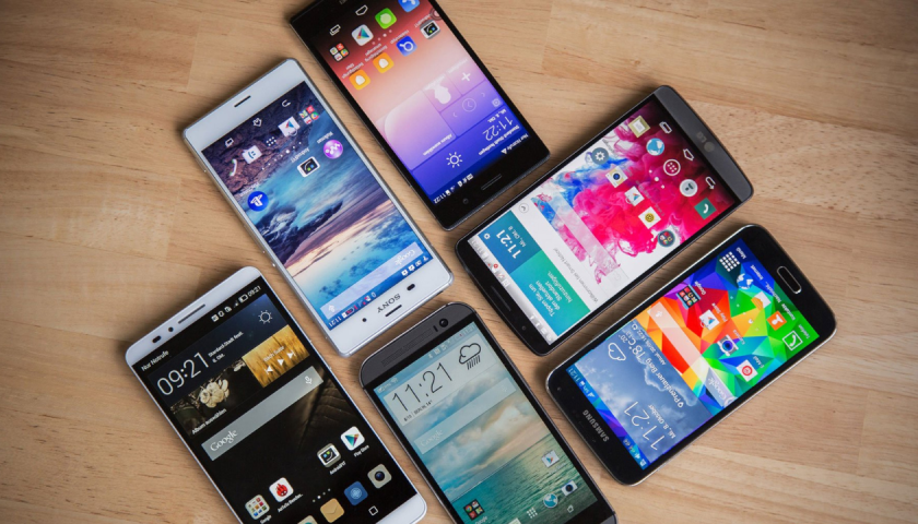 Quais os 4 Melhores Celulares de 2025: Descubra os Top Você sabia que, em 2025, os smartphones terão processadores até 40% mais rápidos que os atuais? A evolução da tecnologia está transformando o mercado de dispositivos móveis, e escolher o celular ideal nunca foi tão importante. Marcas como Samsung, Xiaomi e Apple estão liderando essa revolução, trazendo inovações em câmera, desempenho e bateria. Com tantas opções disponíveis, é essencial conhecer as especificações e tendências para tomar uma decisão informada. Este artigo vai mergulhar fundo no universo dos smartphones modernos, analisando os melhores modelos de 2025. Focaremos em design, autonomia, e recursos que fazem a diferença no dia a dia. Prepare-se para descobrir quais dispositivos se destacam neste ano! Principais Pontos Processadores mais rápidos e eficientes em 2025. Inovações em câmeras e baterias lideradas por marcas renomadas. Importância de escolher um celular com base em especificações e feedback. Análise detalhada dos modelos top de linha para 2025. Tendências de design e tecnologia que definem o mercado atual. Visão Geral do Mercado de Celulares em 2025 Com avanços tecnológicos impressionantes, os dispositivos móveis de 2025 estão mais poderosos do que nunca. O mercado de smartphones continua a evoluir, trazendo inovações que atendem às necessidades dos consumidores modernos. Telas de alta resolução, câmeras avançadas e baterias de longa duração são alguns dos destaques que definem os novos modelos. Tendências e Inovações Tecnológicas As principais tendências para 2025 incluem telas com resolução 4K e taxas de atualização de 120Hz, garantindo uma experiência visual imersiva. As câmeras também estão em destaque, com sensores de alta qualidade que permitem fotos e vídeos profissionais. Além disso, o carregamento rápido e a eficiência energética são prioridades para os novos dispositivos. Marcas como Samsung Galaxy e iPhone lideram essas inovações, oferecendo modelos que combinam desempenho e design. O Redmi Note também se destaca como uma opção acessível, sem abrir mão da qualidade. O Crescimento dos Smartphones no Brasil No Brasil, o uso de smartphones cresce a cada ano, impulsionado pela necessidade de conectividade e acesso a serviços digitais. Segundo dados do TechTudo, mais de 70% da população já possui um aparelho móvel. Esse crescimento é alimentado pela oferta de dispositivos com preços acessíveis e recursos avançados. As marcas têm se adaptado às demandas locais, oferecendo modelos com armazenamento ampliado e processadores potentes. Essa estratégia garante que os consumidores brasileiros tenham acesso à tecnologia de ponta, mesmo em um mercado competitivo. Critérios Essenciais para Escolher o Celular Ideal Escolher o dispositivo móvel certo em 2025 exige atenção a detalhes técnicos e necessidades pessoais. Com tantas opções disponíveis, é crucial entender o que realmente importa em um smartphone. Desde o processador até a câmera, cada especificação pode fazer a diferença no seu dia a dia. Especificações Técnicas e Performance O desempenho de um celular depende diretamente de suas especificações técnicas. Um processador potente, como os modelos Snapdragon ou Apple A-series, garante que o aparelho execute tarefas complexas sem travamentos. A memória RAM também é essencial, especialmente para quem usa vários aplicativos simultaneamente. O armazenamento interno é outro fator crucial. Com fotos, vídeos e apps ocupando cada vez mais espaço, optar por um modelo com 128GB ou mais é uma escolha inteligente. Além disso, a qualidade da câmera pode ser decisiva, especialmente para quem adora registrar momentos especiais. https://youtube.com/watch?v=Fvp5-grhQhA Análise de Preço, Autonomia e Qualidade O preço é um dos critérios mais importantes na escolha de um celular. No entanto, é essencial avaliar o custo-benefício. Modelos como o Xiaomi Redmi Note oferecem excelente qualidade por um valor acessível, enquanto o iPhone se destaca pela integração de hardware e software. A autonomia da bateria é outro ponto crucial. Um aparelho com carregamento rápido e bateria de longa duração garante que você não fique na mão durante o dia. Segundo análises do TechTudo, modelos com 5000mAh ou mais são os mais recomendados. Modelo Processador RAM Armazenamento Bateria Xiaomi Redmi Note Snapdragon 778G 8GB 128GB 5000mAh iPhone 15 Apple A16 6GB 256GB 4500mAh Samsung Galaxy S24 Exynos 2200 12GB 512GB 4800mAh 